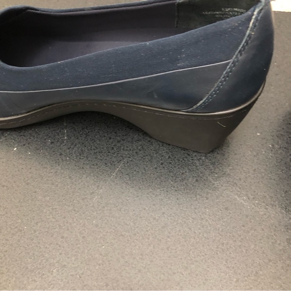 Easy Spirit Women's Size 10M Navy Blue Leather Round Toe 2.5" Heel Slip-On Shoe - Picture 4 of 11